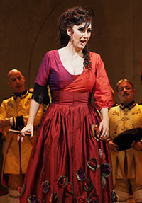 María José Montiel en el rol titular de Carmen en el acto I (Foto: Teatro de la Zarzuela, 2014)