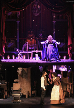 La opera italiana frente a frente a las pelucas madrileñas. Gloria y peluca (Teatro de la Zarzuela 2011)  © Jesus Alcantara