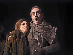 Silvia Vázquez y Rubén Amoretti en el acto II de Juan José (Foto: © Fernando Marcos - Teatro de la Zarzuela, 2016)
