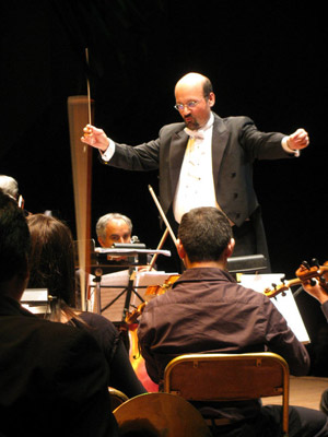 Carlos Aransay dirigiendo en Lima