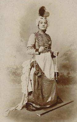 Lucrecia Arana como Carlos en La viejecita de Fernández Caballero, 1897 (Foto Calvet y Simón)